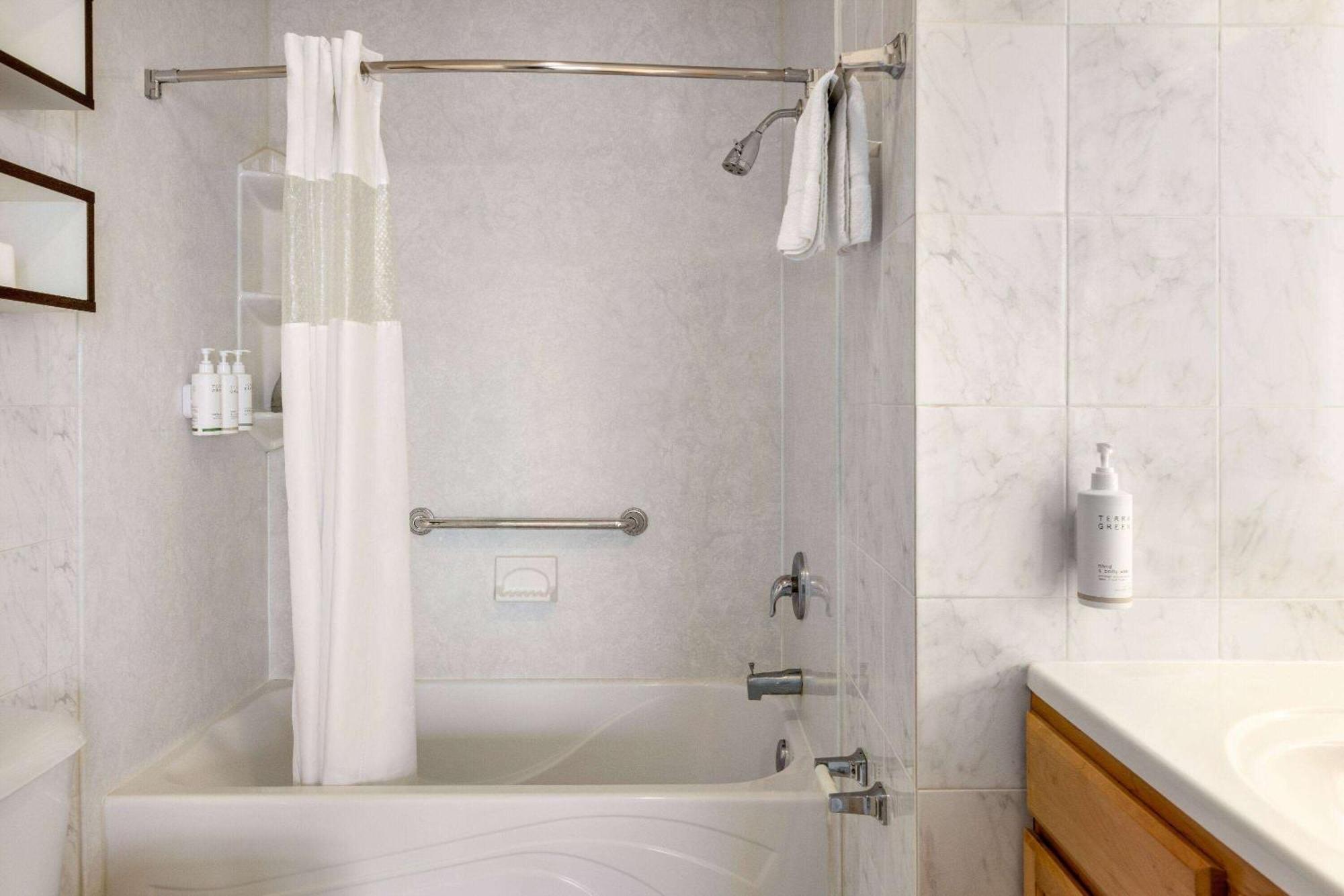 Howard Johnson By Wyndham Ocean City Oceanfront Bagian luar foto