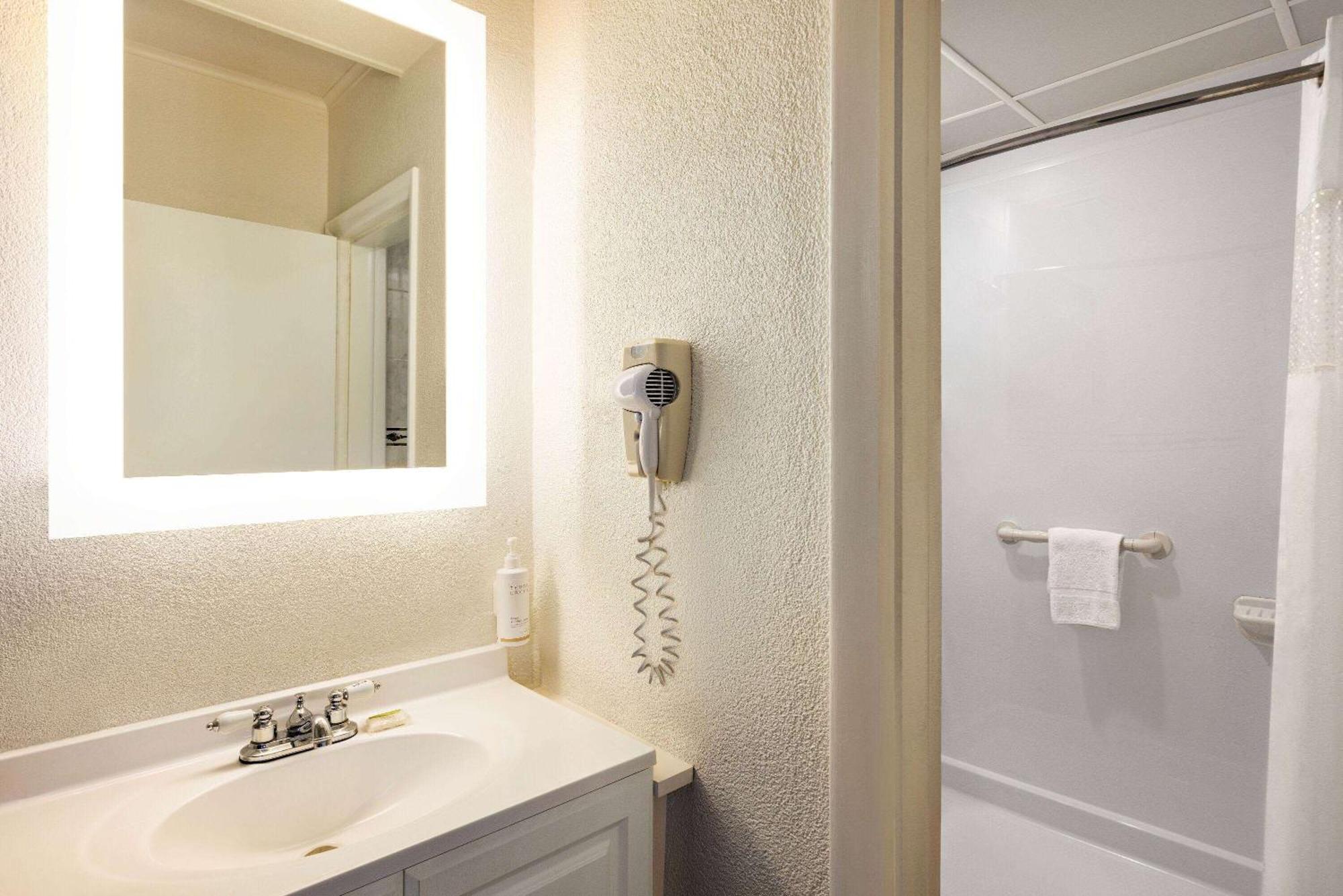 Howard Johnson By Wyndham Ocean City Oceanfront Bagian luar foto